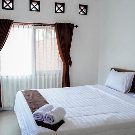 Hotel Pondok Putri Batukaras Exterior photo