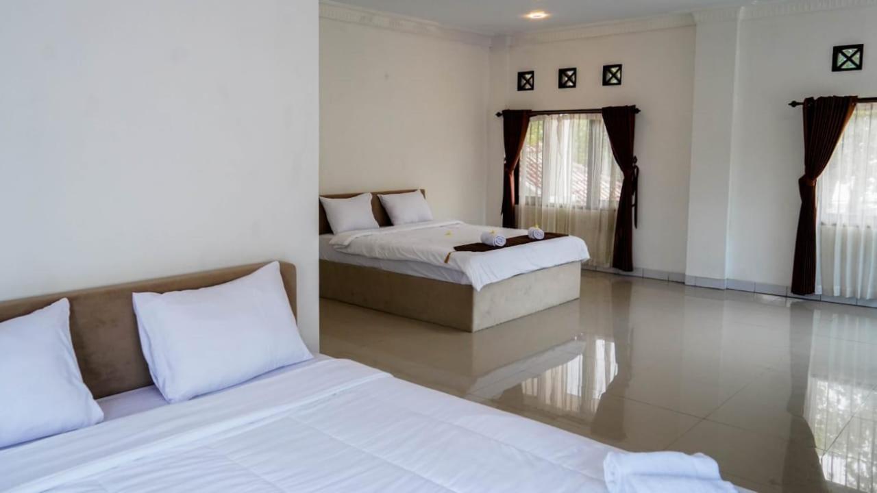 Hotel Pondok Putri Batukaras Exterior photo