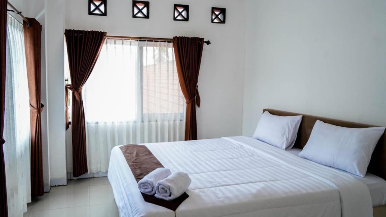 Hotel Pondok Putri Batukaras Exterior photo